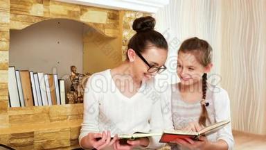 年轻女孩<strong>读书</strong>，<strong>分享</strong>她们的印象，姐妹在<strong>读书</strong>后花时间